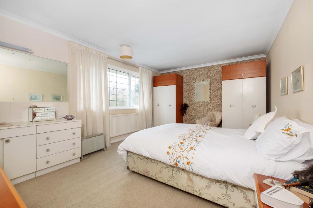Lot: 106 - DETACHED FOUR-BEDROOM HOUSE FOR REPAIR -
